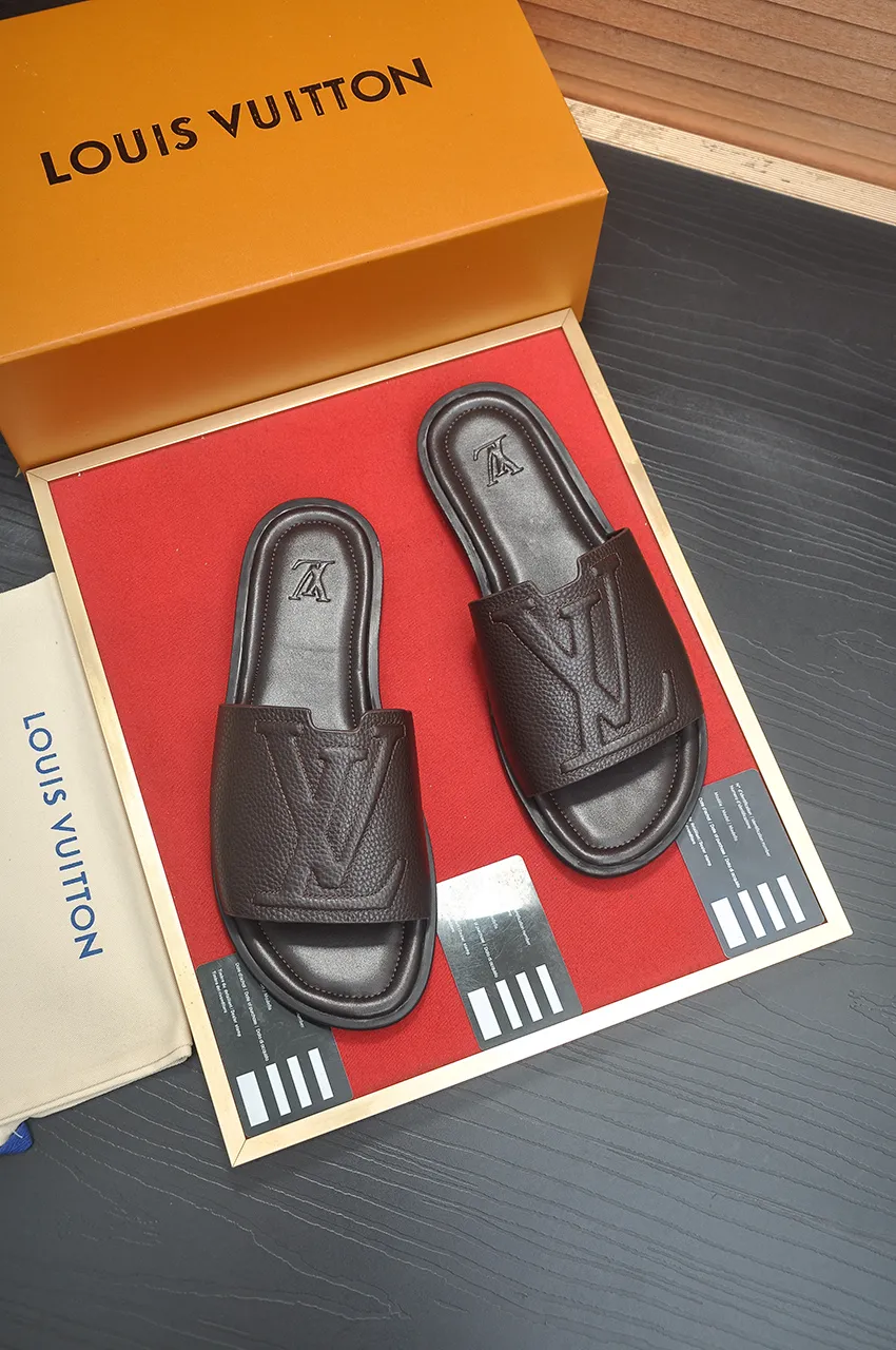 Men's men's shoes 💰340💶 [Louis Vuitton LV slippers] (high-end cowhide) counter 1:1 fashion style, a must-have for summer! The designer used LV’s iconic outsole. The original simple slippers instantly become fashionable! The upper is made of flexible special cowhide leather straps alternately, and the workmanship is exquisite! A must-have for stylish men in summer, size 38-46 (45 46 customized)